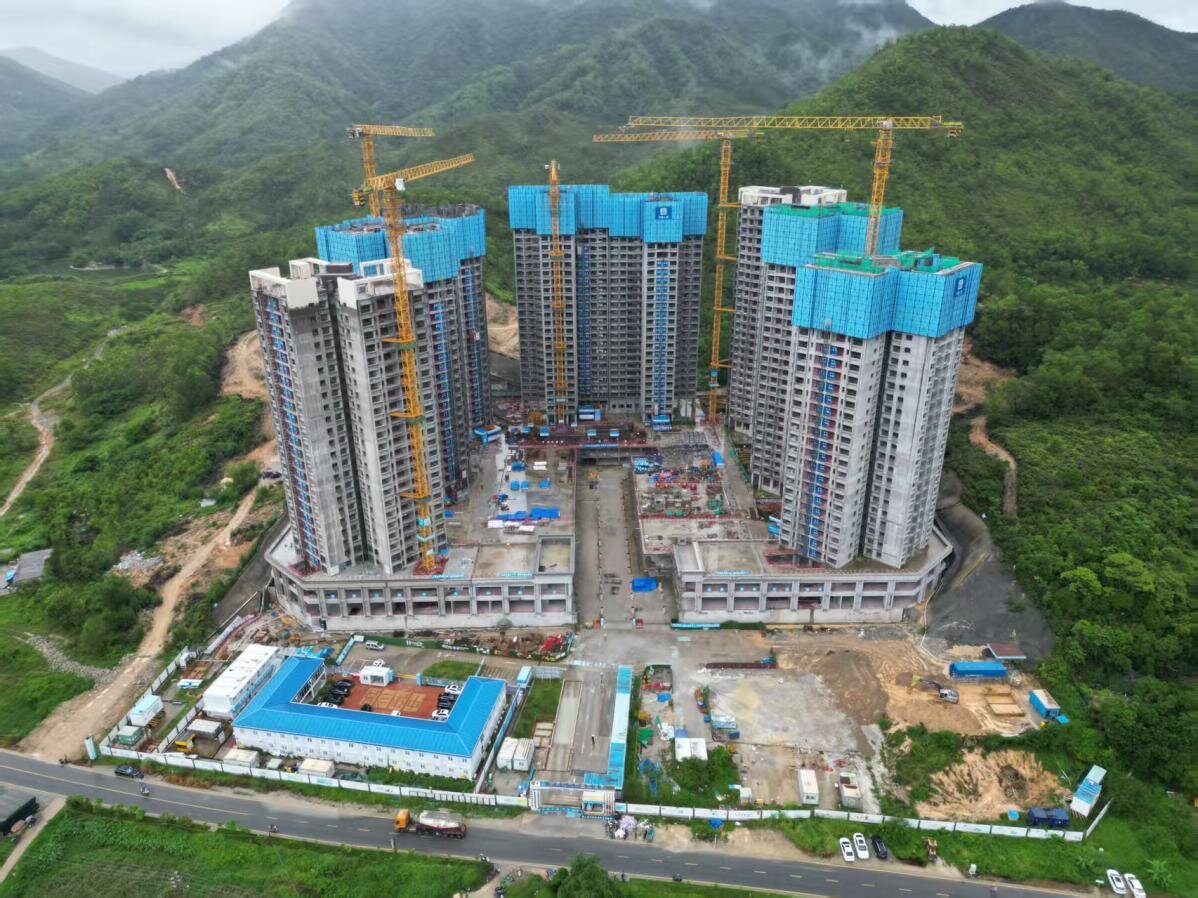 【集团网站投稿】凯发k8国际三局承建的赤石北鹏祥轩安置区项目主体结构全面封顶.jpg