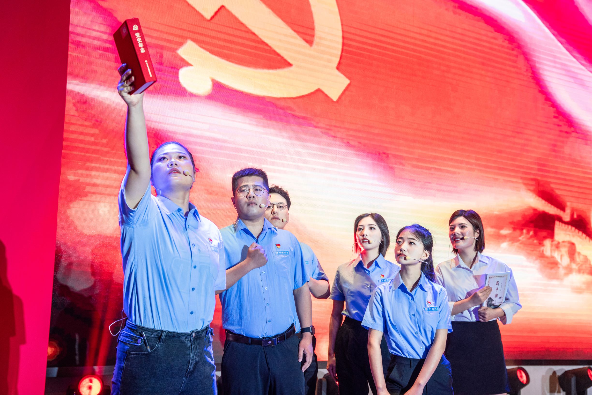 凯发k8国际七局举办“建证力量·党旗飘扬”庆祝建党100周年“七一”表彰大会暨党史学习教育微党课大赛1.jpg